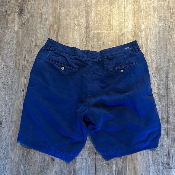 NAVY TOMMY BAHAMA CHINO SHORTS (SIZE 33) - Picture 4 of 6